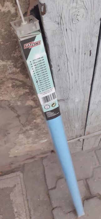 Błękitna roleta okienna