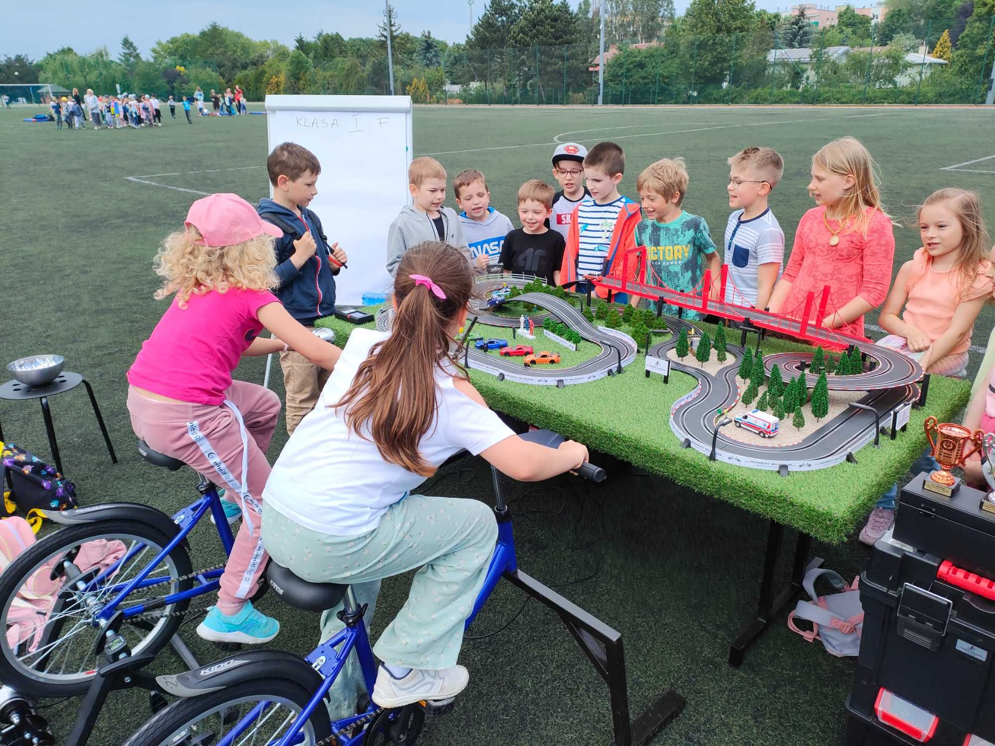 Atrakcja dzień dziecka - wyścigowy tor samochodowy napędzany rowerami