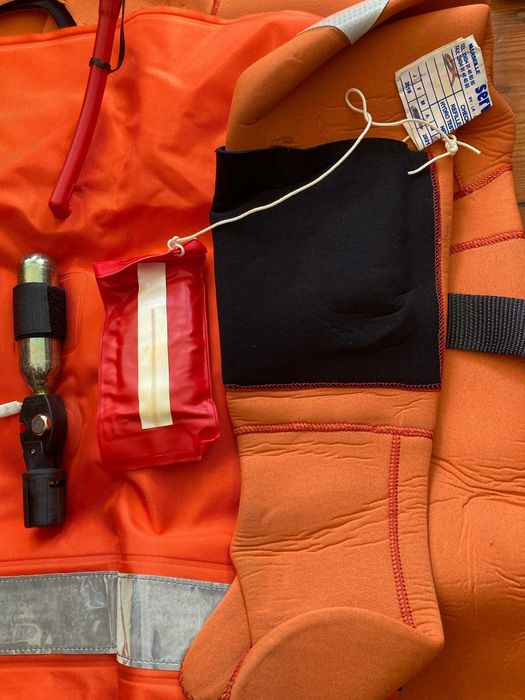 Fato de sobrevivência à prova de água