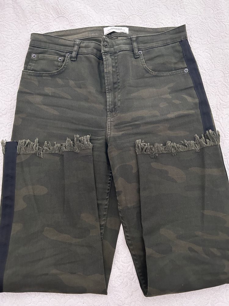 Calça “padrão camuflado”