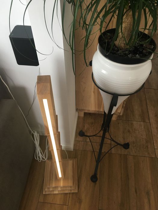 Lampa stojąca drewniana