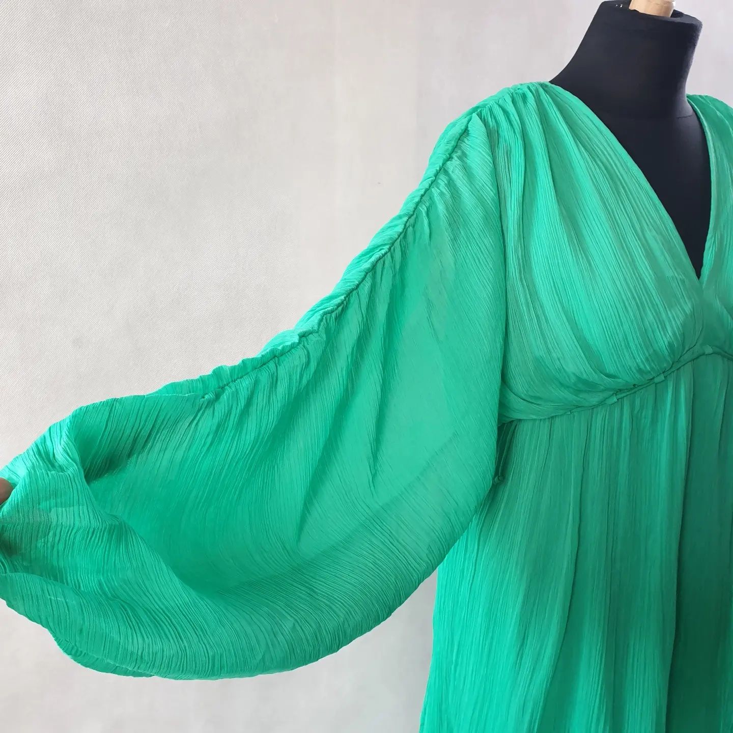 Zielona maxi sukienka z dekoltem, szerokim dołem i rozporkiem