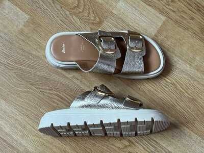 Шкіряні шльопанці Bata