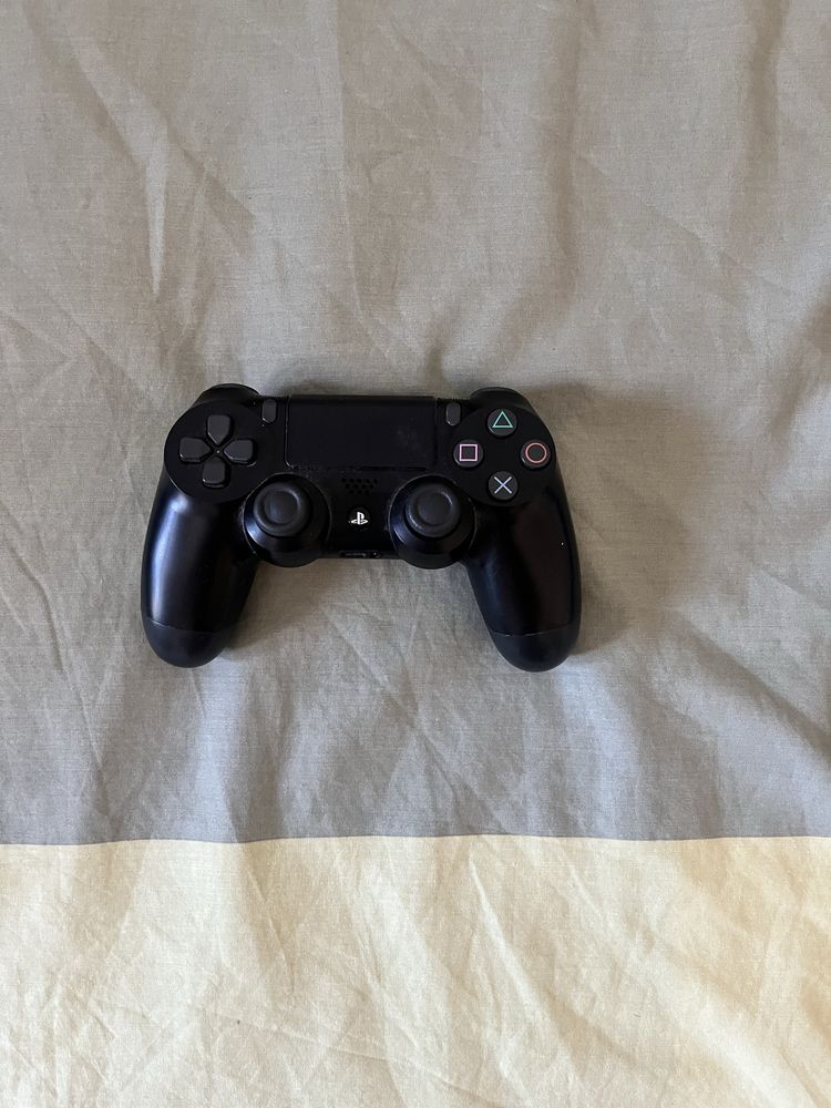 PS4 Pro em ótimas condições + Comando PS4