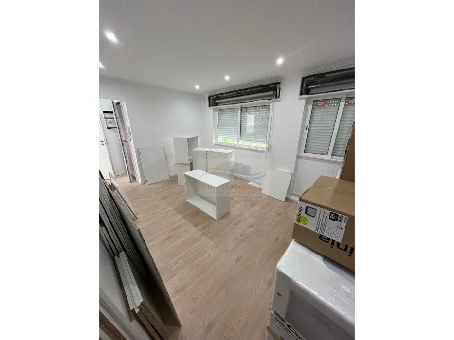 Este magnífico AP T3 Totalmente Remodelado um RC em Odivelas