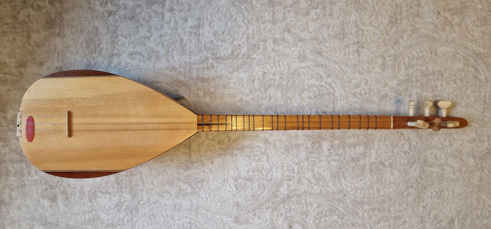 Turecki instrument strunowy Baglama