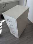 Gavetas de secretária IKEA com rodas opcionais.