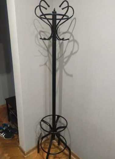 Вішалка для одягу на ніжках