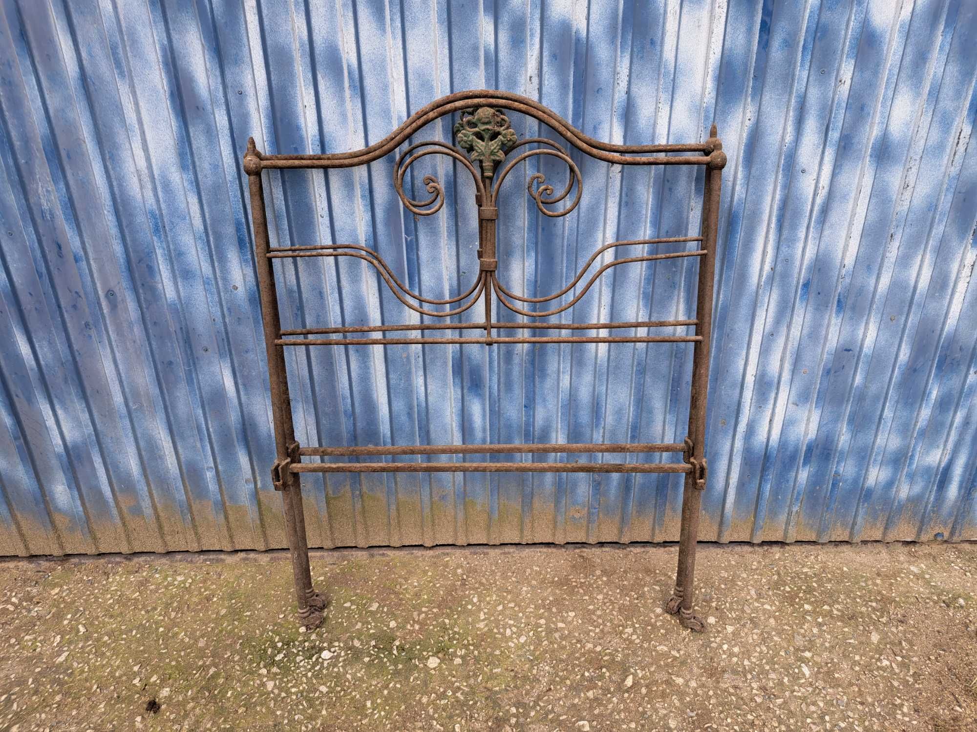 Cama de ferro antiga