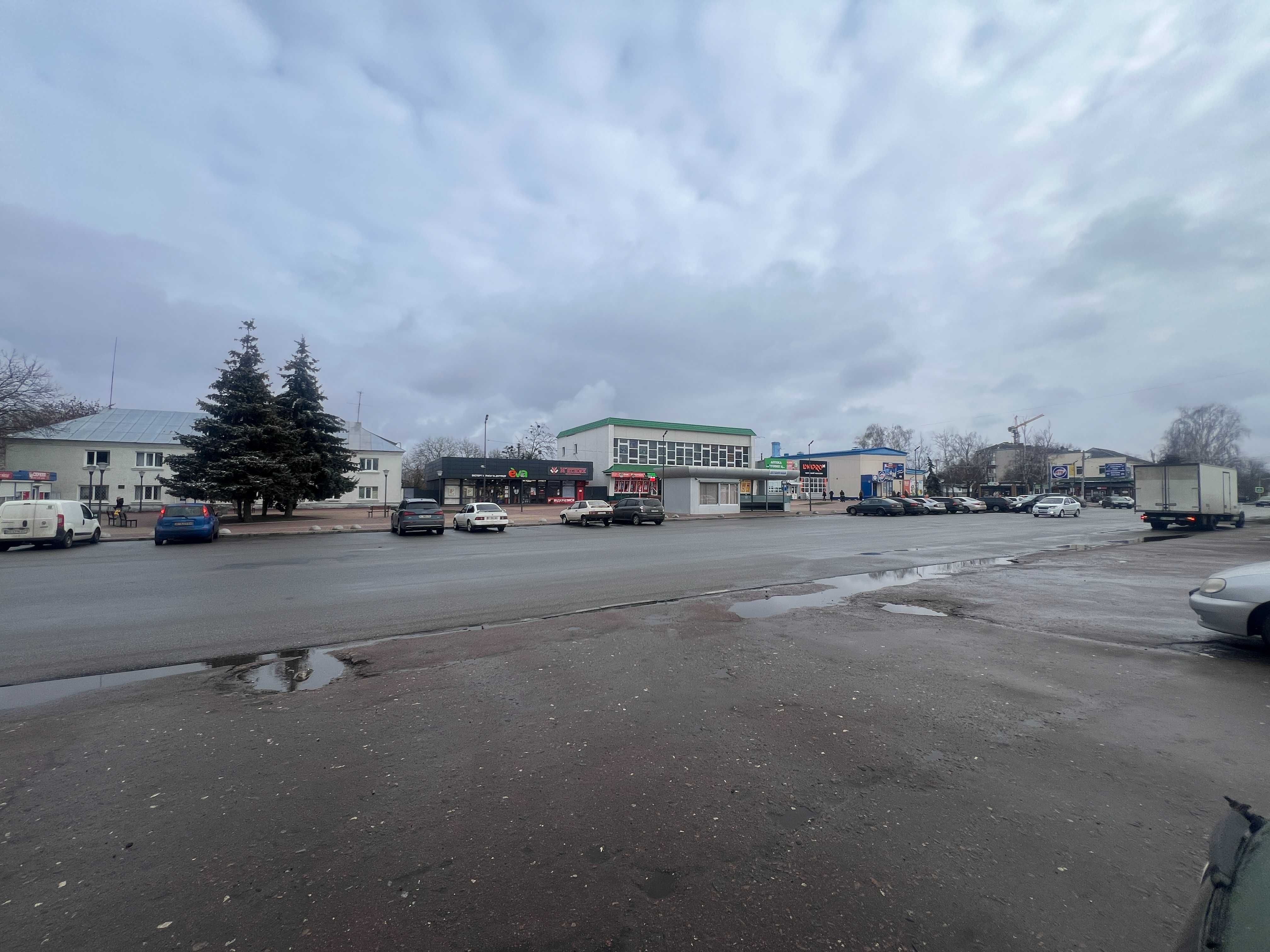 Продаж магазину площею 150м2 в центрі міста Яготин, напроти АТБ