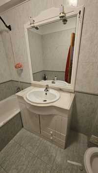movel lavatório torneira e espelho casa de banho wc