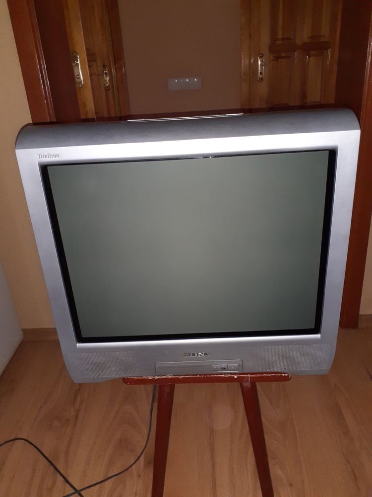 Телевізор Соні  Екран прямий. Висота і ширина екрана 42 на32 см. Працю