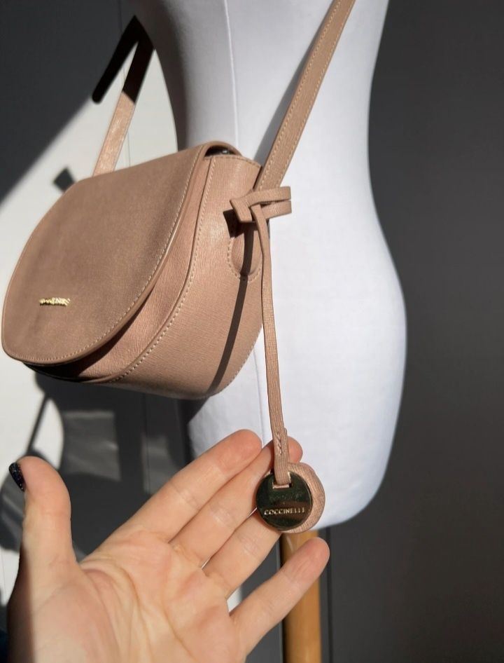 Torebka Coccinelle Clementine Soft pudrowy róż crossbody Safiano