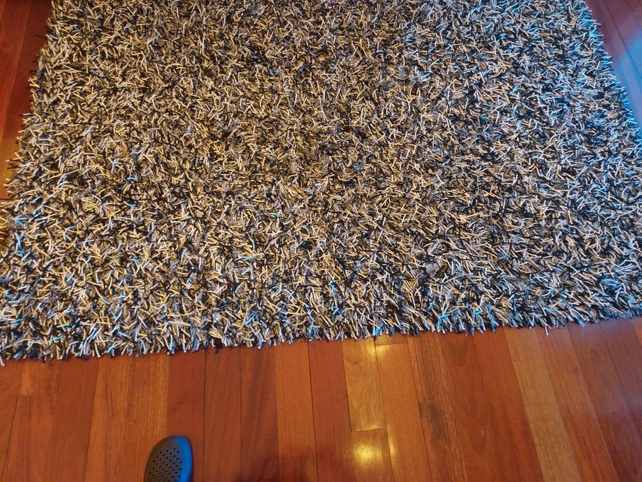 Carpete cinza matizada com preto,