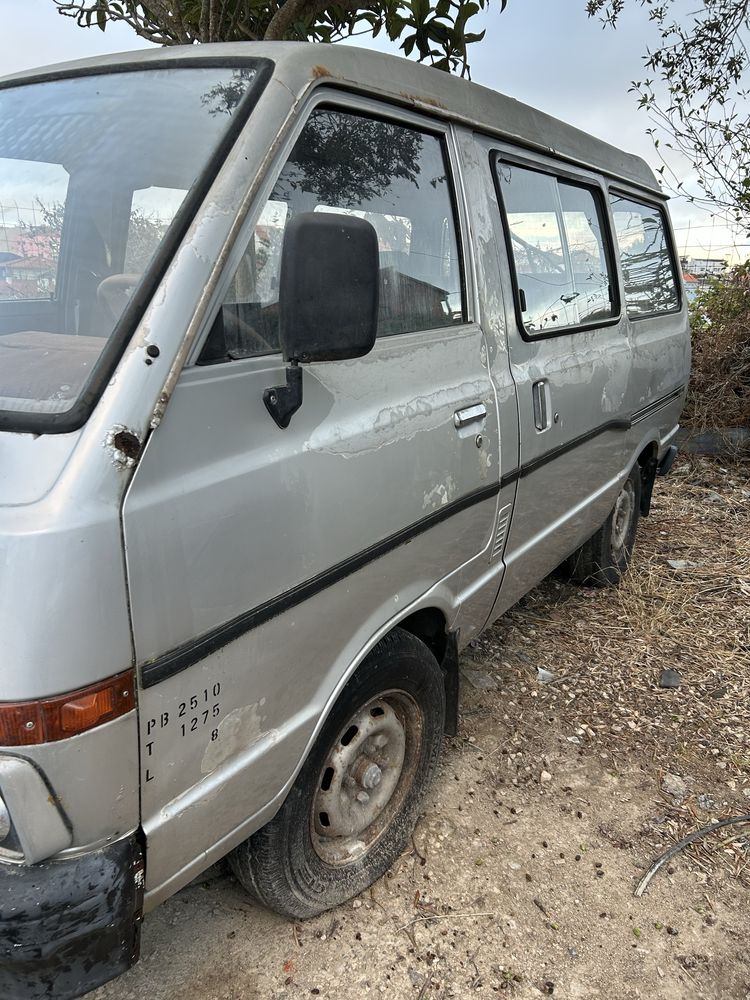 Nissan vanette avariada -restauro ou peças