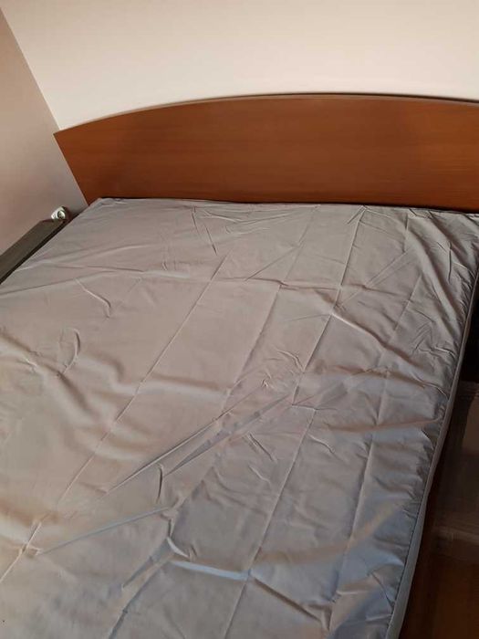 Łóżko z materacem