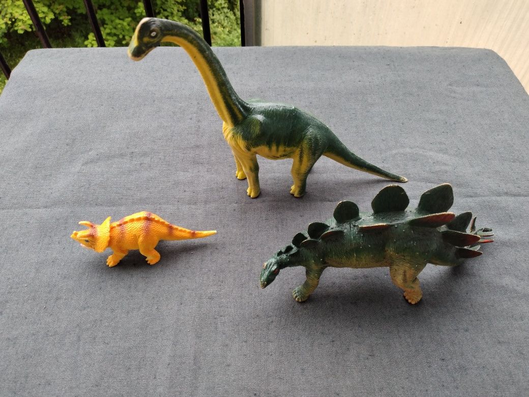 3 figurki dinozaury