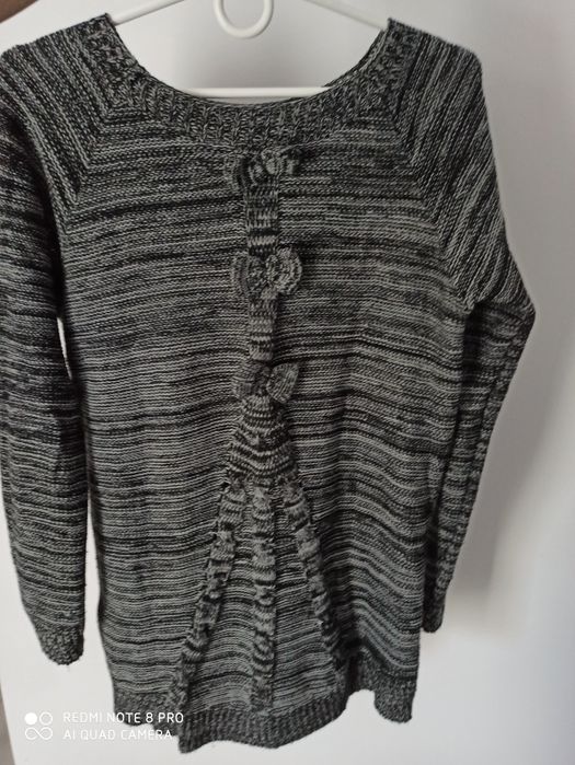 Sweterek ozdobne plecy kokardki