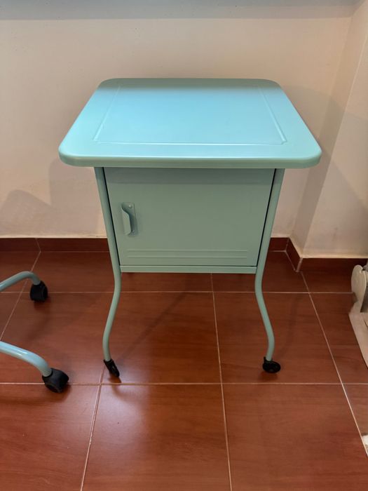 Mesa cabeceira metalica
