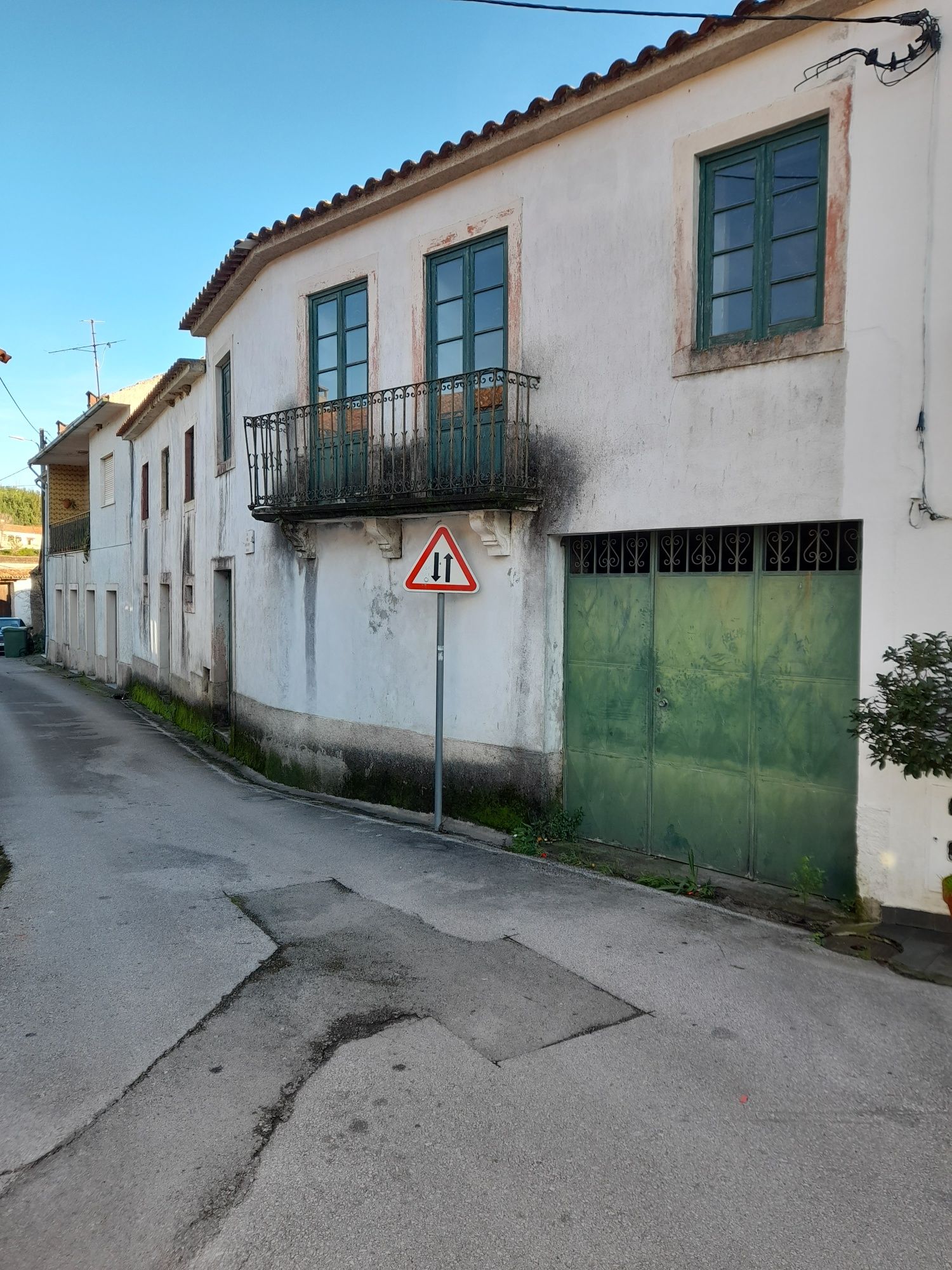 Casa de aldeia perto do rio