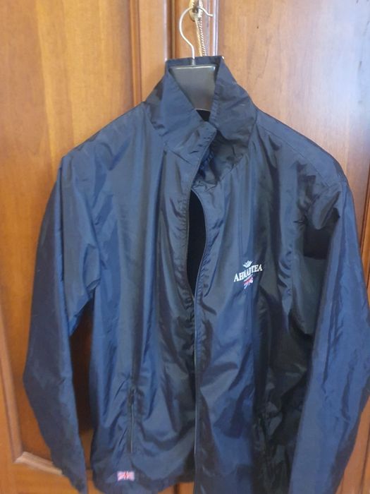 Продам  ветровки .