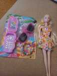 Conjunto de boneca e acessórios de menina