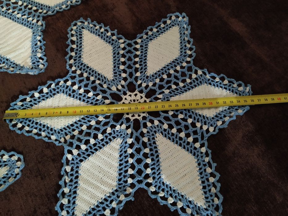 Conjunto de 3 naperons feitos à mão.
