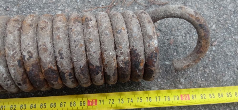 Пружини на дишло причепа. Пружина.