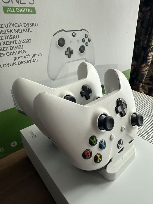 Xbox One S All-Digital + 2 pady + stacja ładująca