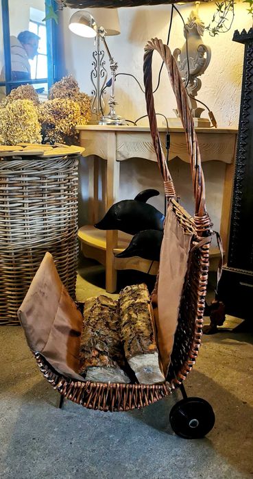 Wiklinowy kosz na drewno kominkowe