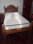 Cama com estrado e colchão