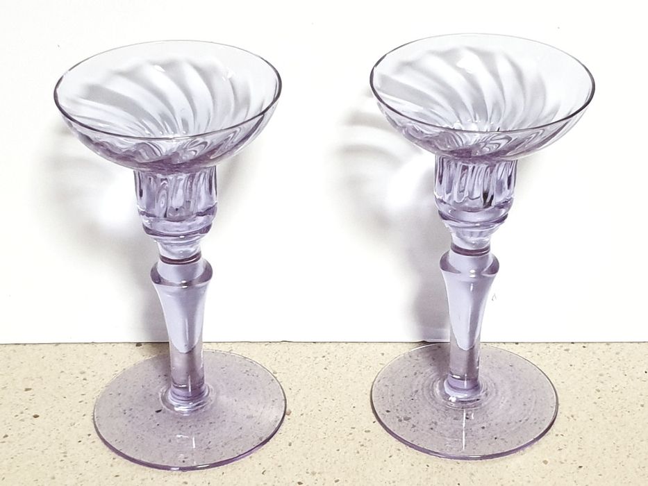 Par de lindos e raros castiçais vintage em vidro Alexandrite