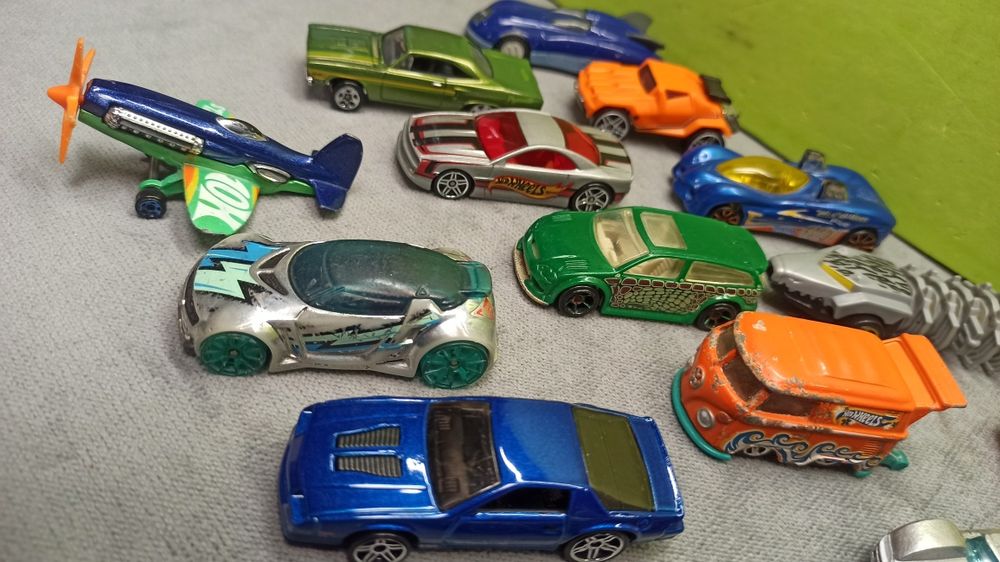 Zestaw 22 pojazdów i samolot od hot wheels samochodziki resoraki