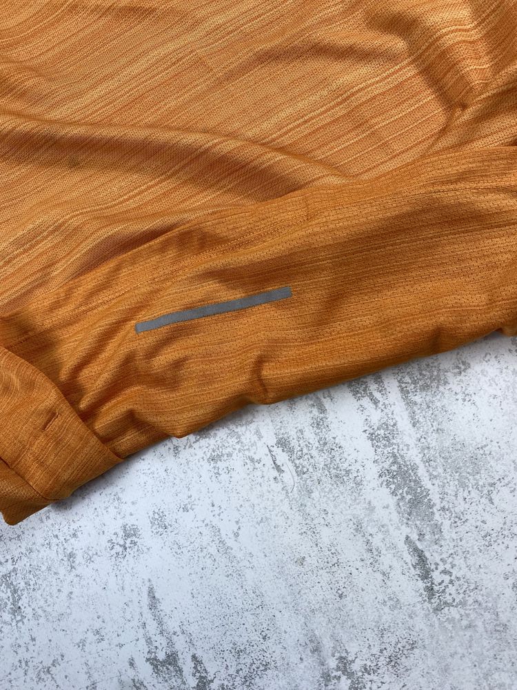 Яскрава помаранчева Nike Dri-Fit: стиль і видимість