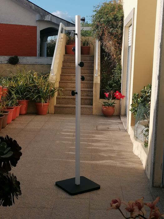 Vendo BENGALEIRO DE PÉ como novo. Possibilidade de entrega