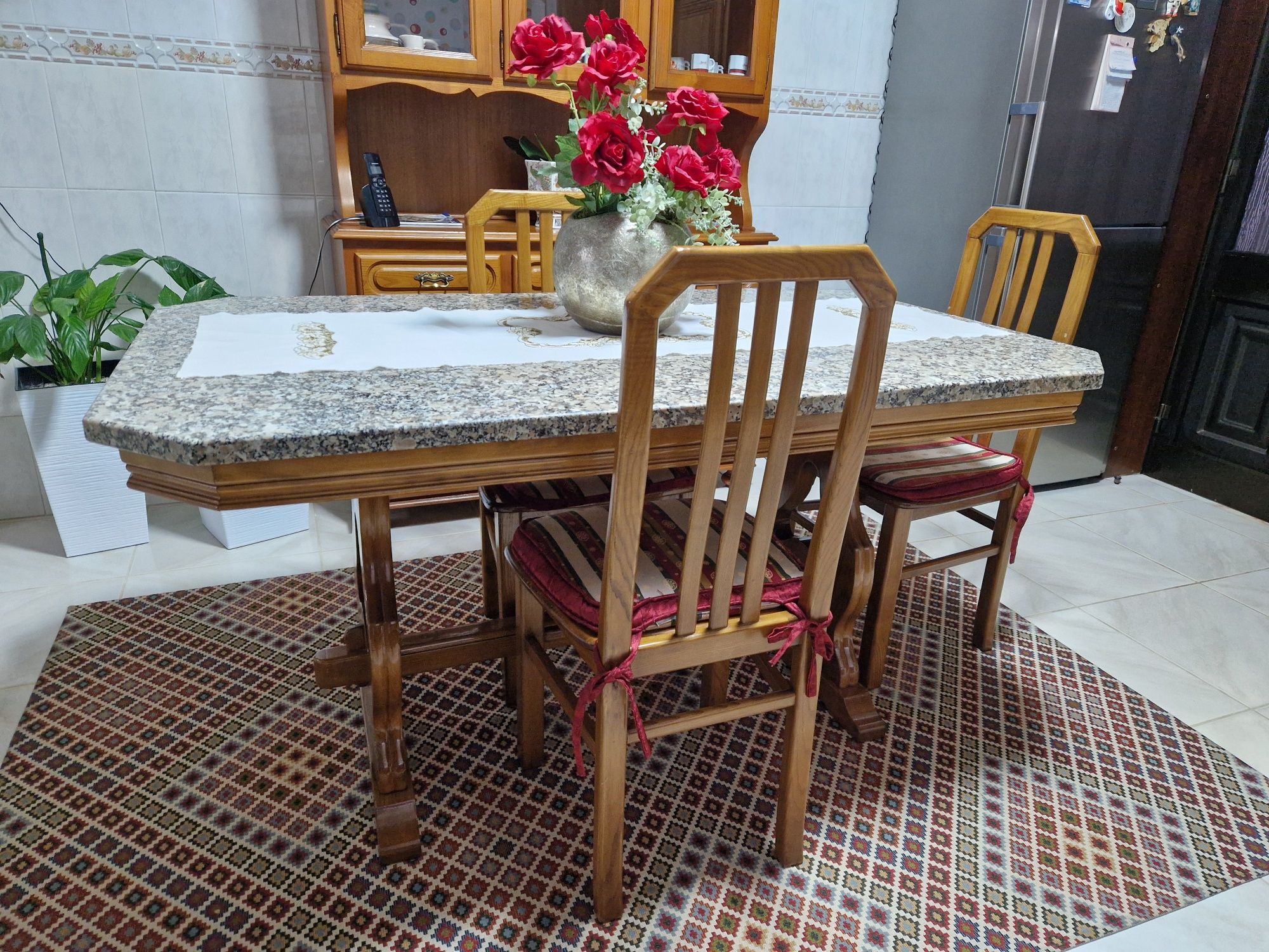 Vendo mesa c/pedra mármore + 4 cadeiras