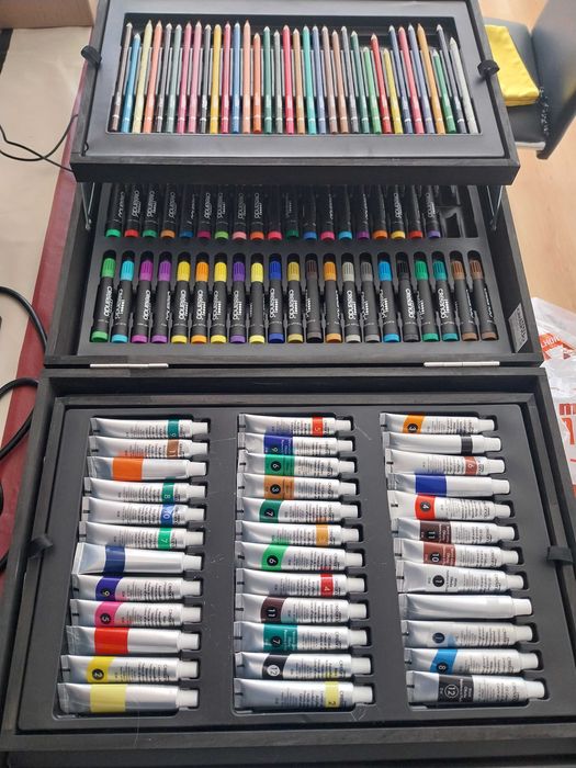 Artes: lápis de cor, lápis de cera, aquarela, acrílico, óleo, caneta