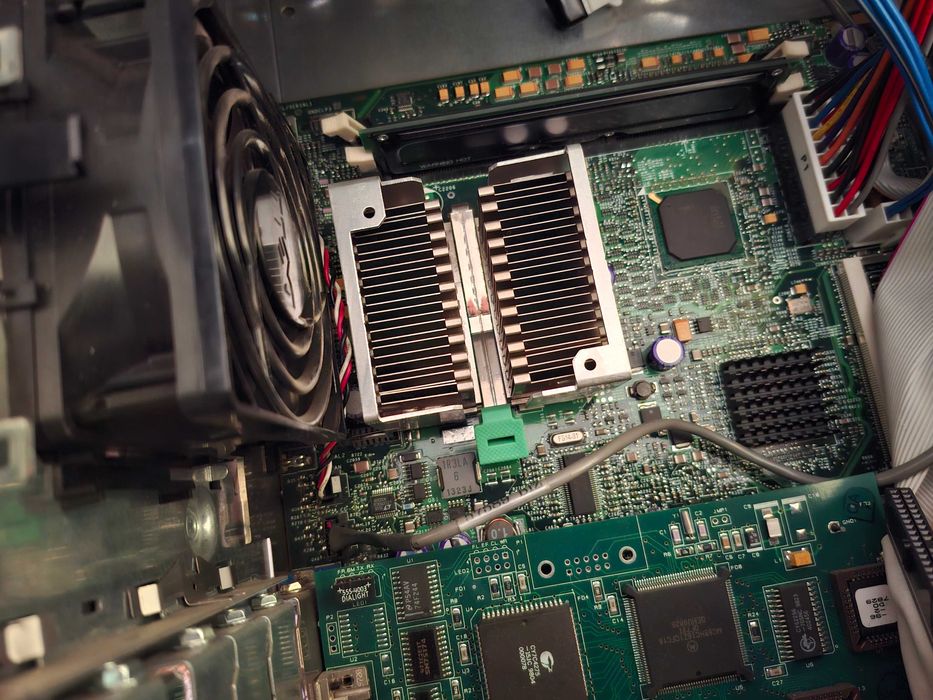 stary retro komputer stacjonarny Dell Optiplex gx200