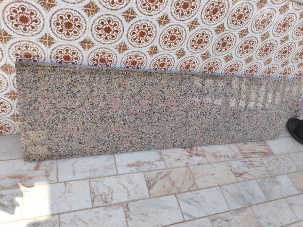 Pedra granito castanha e preta