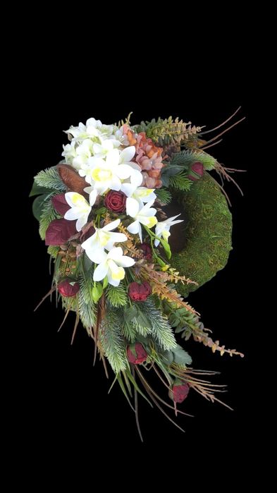 Kompozycja stroik wiązanka na wianku  z mchu na grób cmentarz pomnik