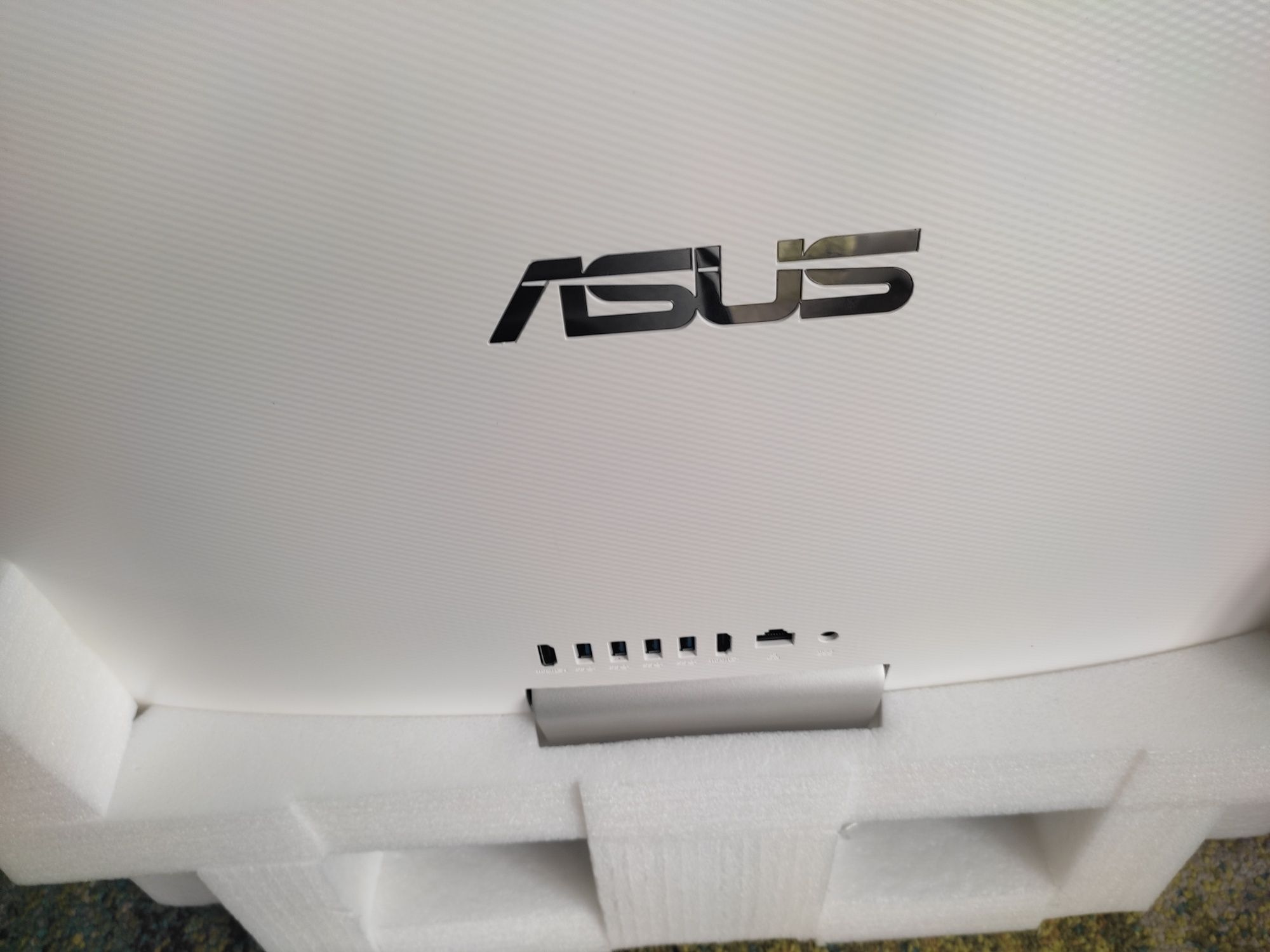 Komputery stacjonarne Asus All In  One nowy