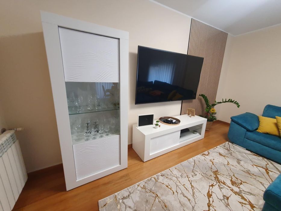 Movel tv; aparador e vitrine em otimo estado