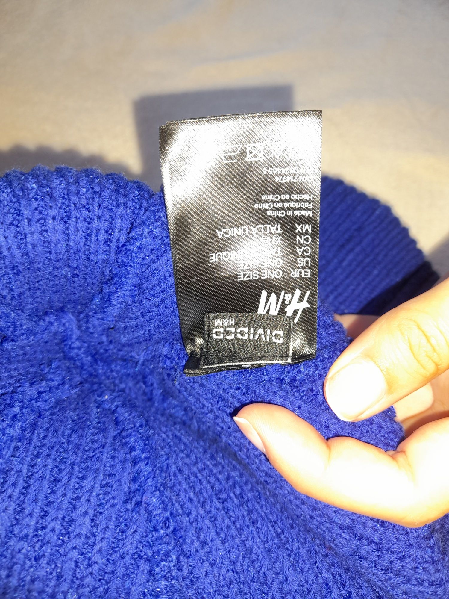 Gorros H&M, azul e laranja