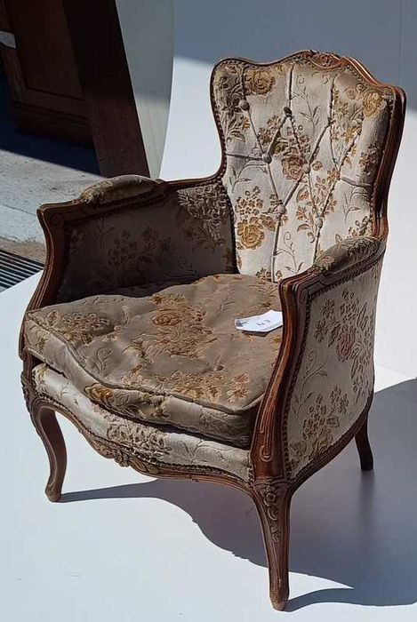 Zabytkowe krzesło z kwiatowym obiciem – elegancja dawnych lat