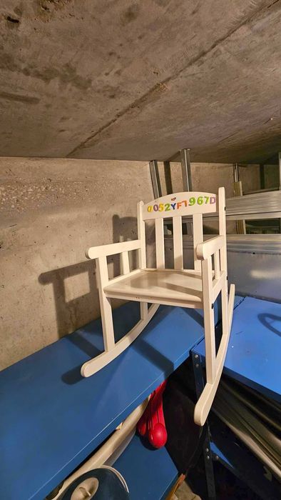 Biały bujany fotelik IKEA Sundvik
