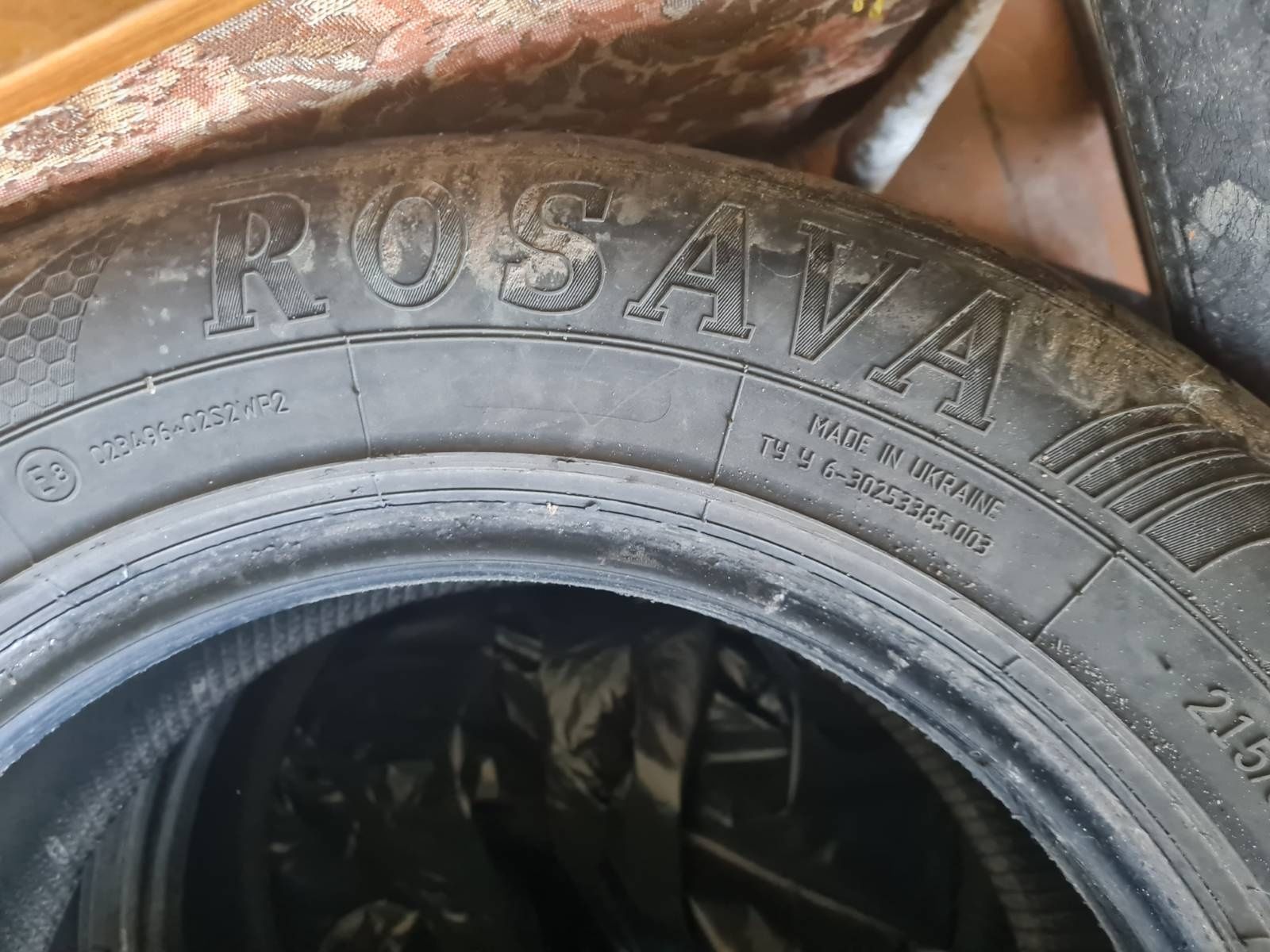 В продажі шини росава в кількості 3 шт