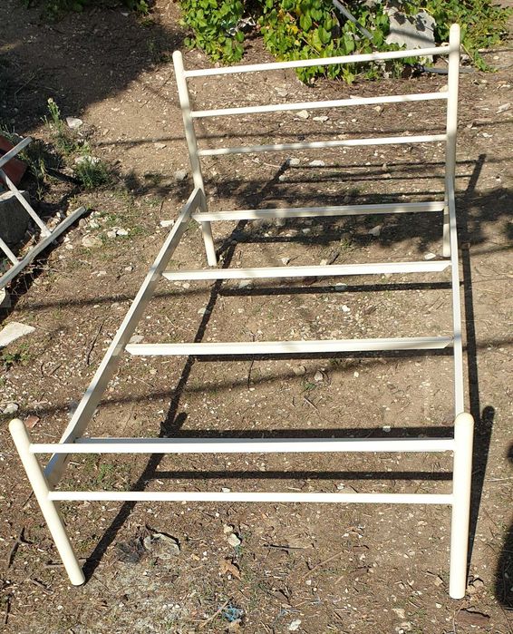 Cama de solteio com estrado e colchão