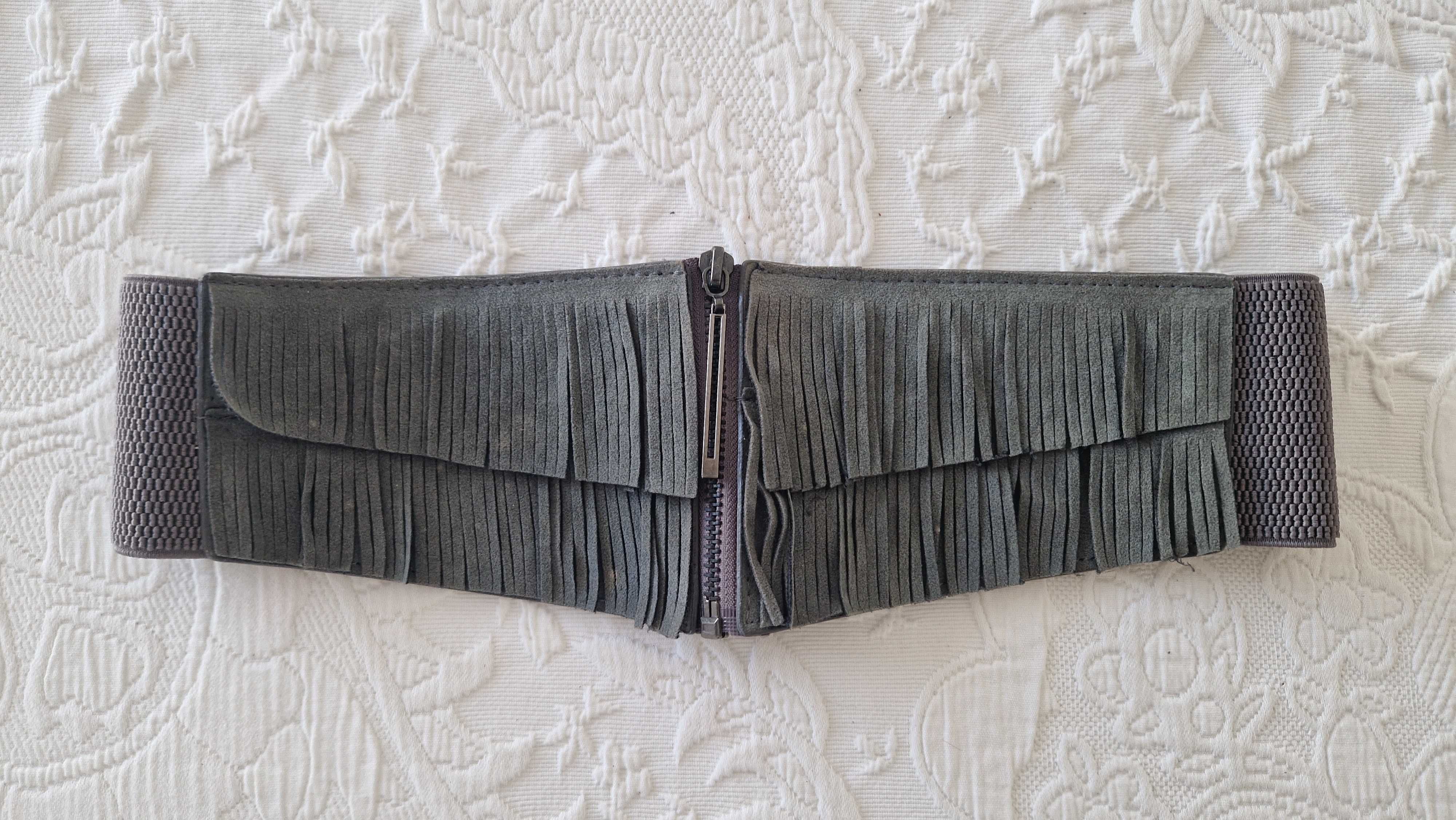 Cinto elástico cinza, 70cm, com fecho e franjas