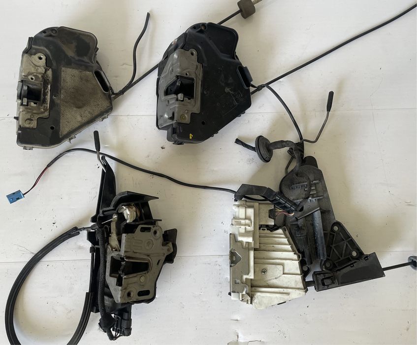 Замок двері дотяжка W203 204 205 211 212 164 221 169 209 245 251 166