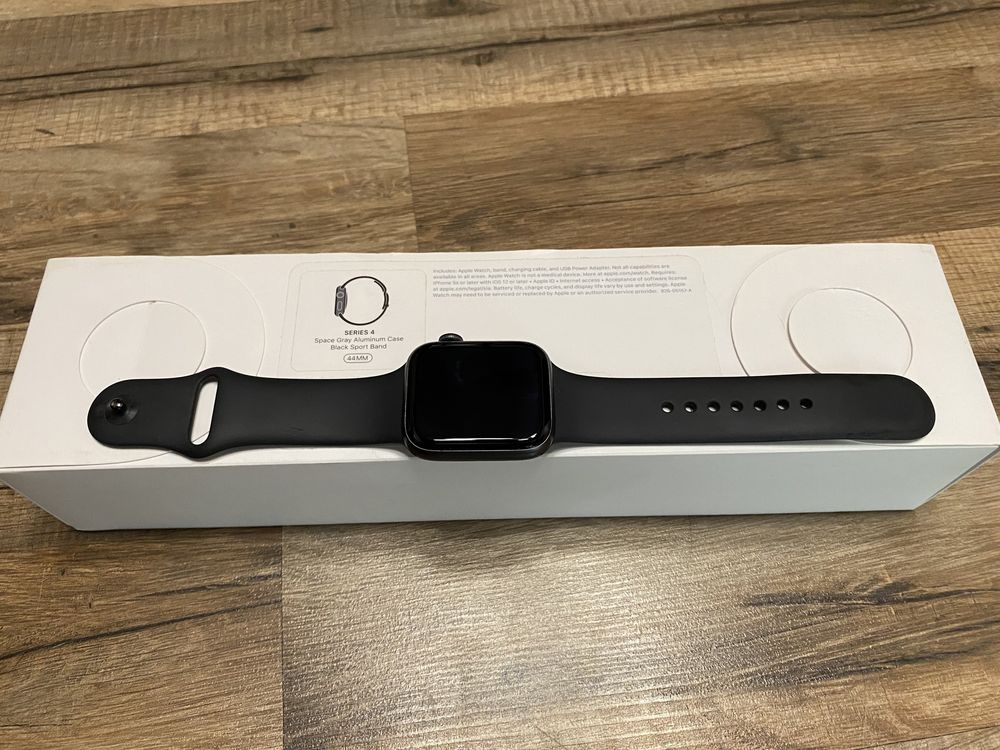 Apple Watch 4, 44mm Space Gray, Sport Band (полный комплект)